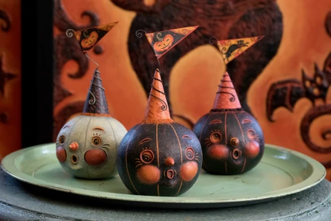 Artist Johanna Parker creates adorable sculptures for Halloween, Christmas, and Valentine's Day.